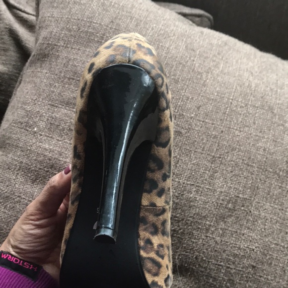Leopard Pumps - Picture 4 of 7